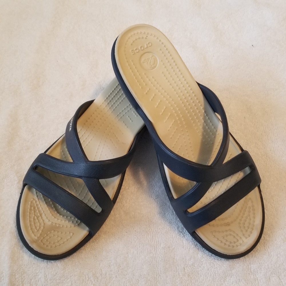 Ladies 9W crocs wedge 2" heel navy strappy sandals